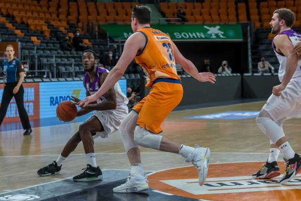 两人之间的 两人之间的